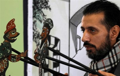 You are currently viewing Syria’s last shadow puppeteer hopes to save his art