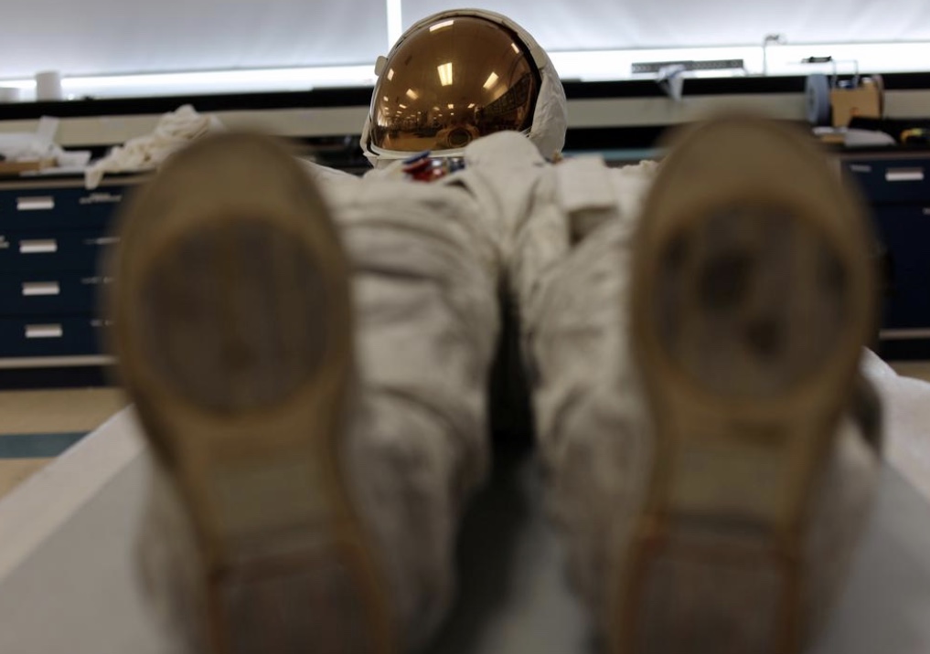 You are currently viewing Neil Armstrong’s Apollo 11 spacesuit unveiled at Smithsonian