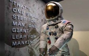 Read more about the article Neil Armstrong’s Apollo 11 spacesuit unveiled at Smithsonian