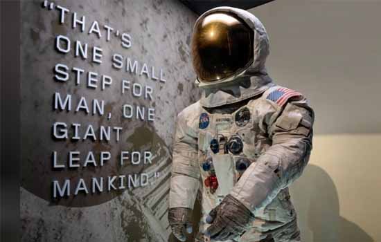 You are currently viewing Neil Armstrong’s Apollo 11 spacesuit unveiled at Smithsonian