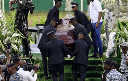 You are currently viewing Ivory Coast bids singer DJ Arafat farewell, fans open his coffin