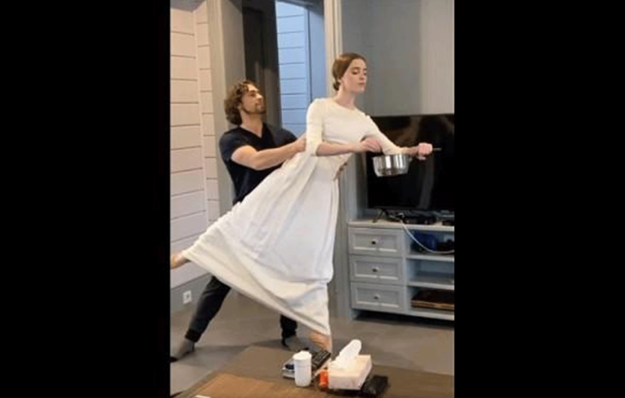 Read more about the article No stage, no problem: Russian ballet dancers perform in kitchens for online fans