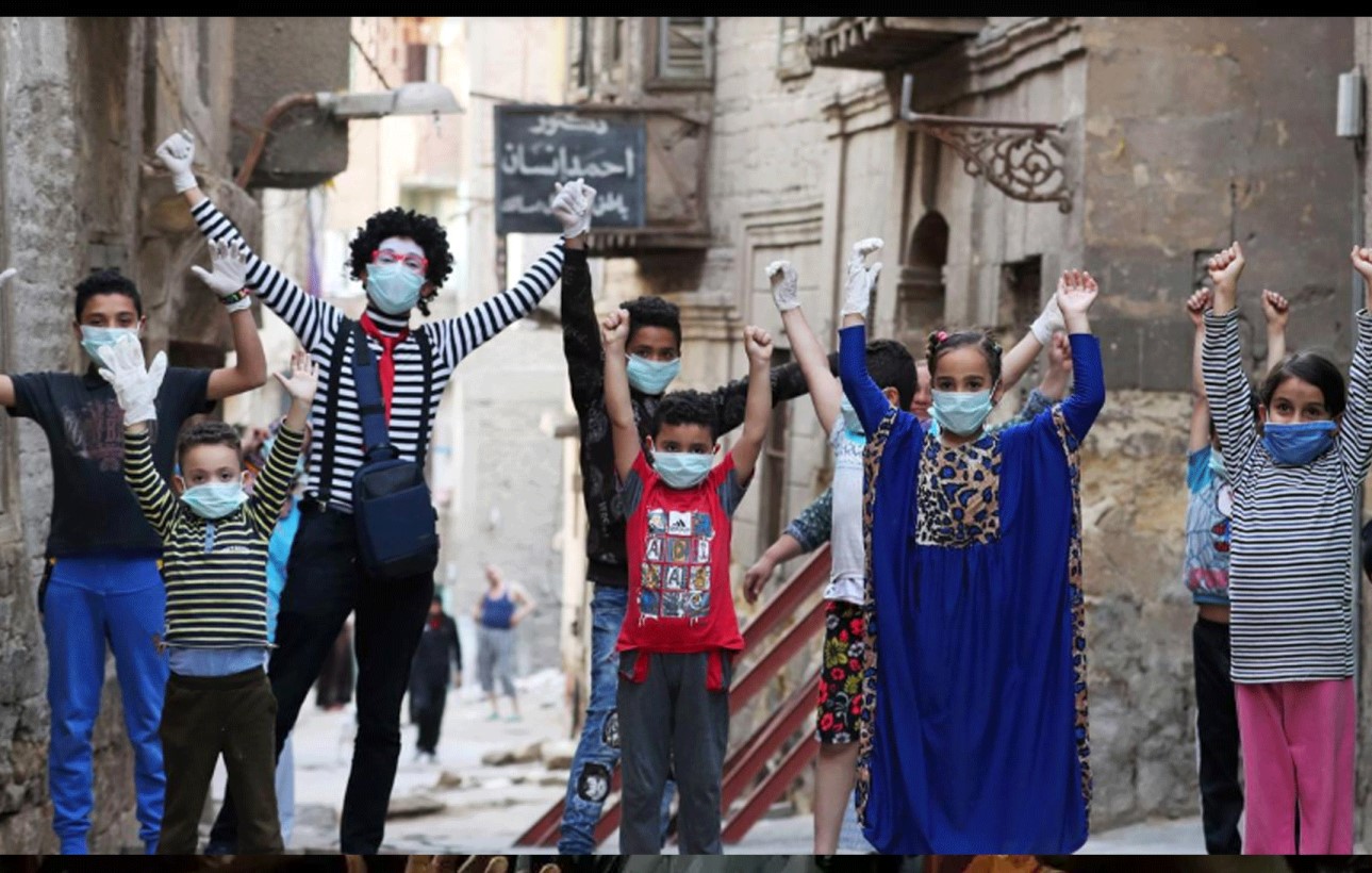 You are currently viewing Mime artist breaks silence to give coronavirus health tips in Cairo