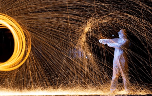 You are currently viewing Chinese artist, Roy Wang, pays tribute to doctors and nurses treating coronavirus with his light painting