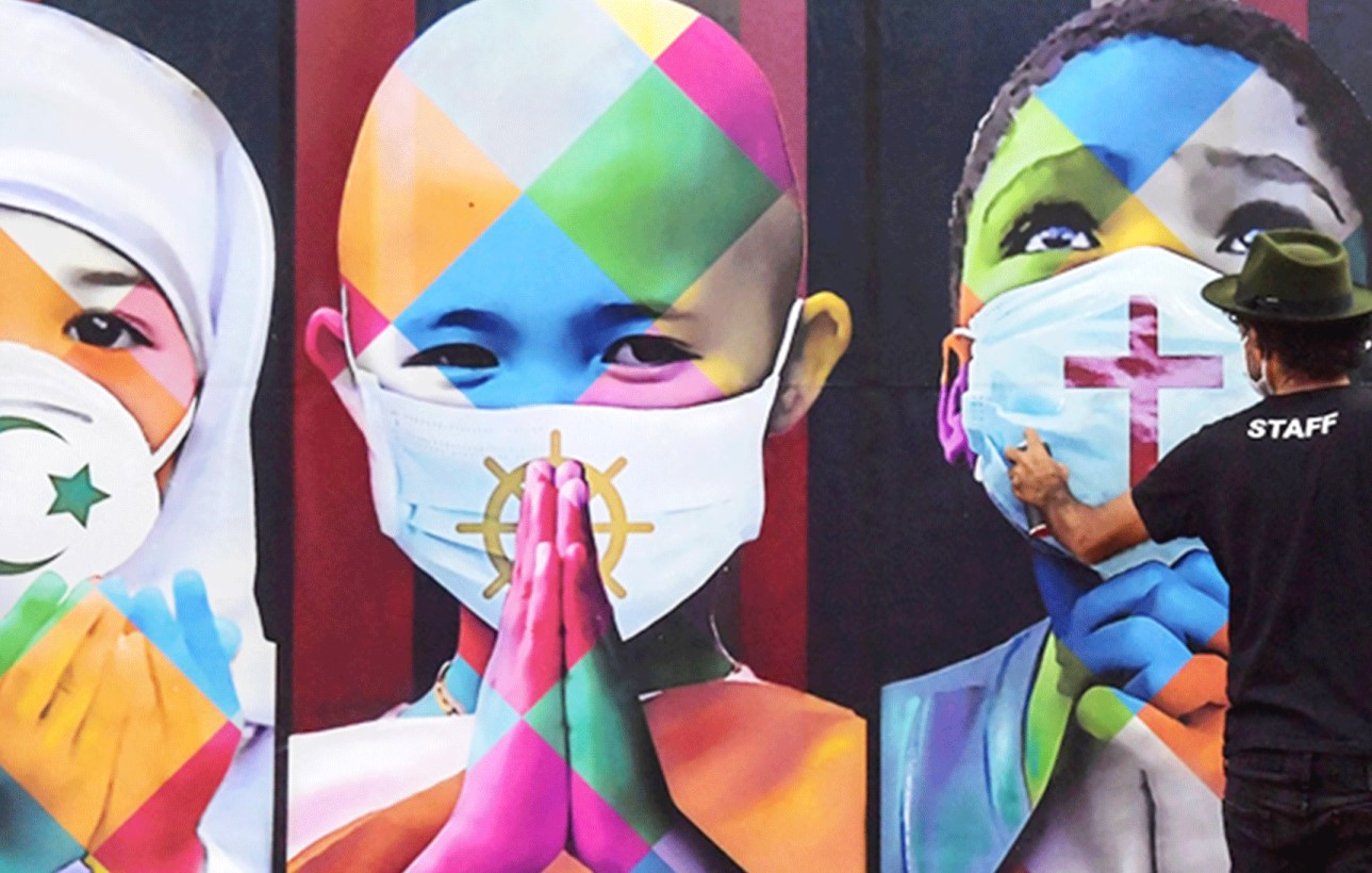 You are currently viewing Brazilian artist Eduardo Kobra paints a mural called ‘Coexistence’ amid the coronavirus pandemic