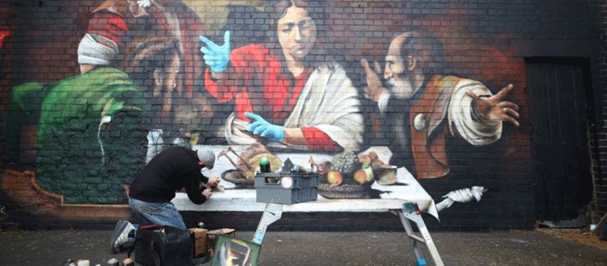 Read more about the article Locked out of galleries, Londoners find Caravaggio street art