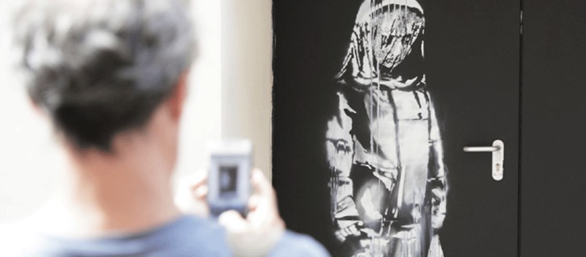 Read more about the article Stolen Banksy work from door of Paris Bataclan found in Italy