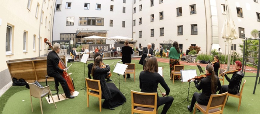 Read more about the article Opera returns to Vienna with hotel ‘window concert’