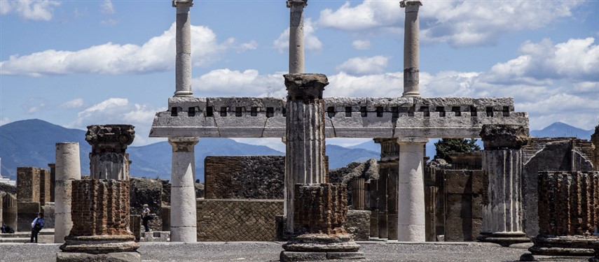 Read more about the article Archaeologists uncover ancient street food shop in Pompeii