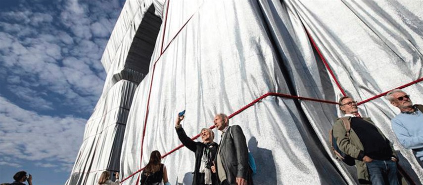 You are currently viewing Christo’s ‘L’Arc de Triomphe, Wrapped’ opens to the public in Paris