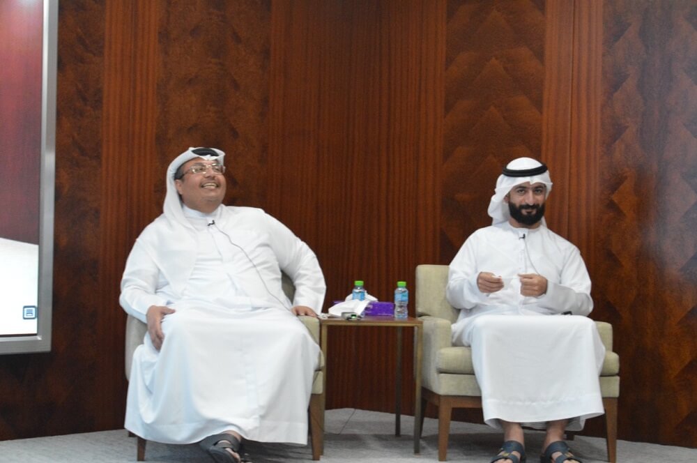 المخرج خالد علي والمؤلف سعود الزرعوني خلال الحوار في نادي العويس السينمائي