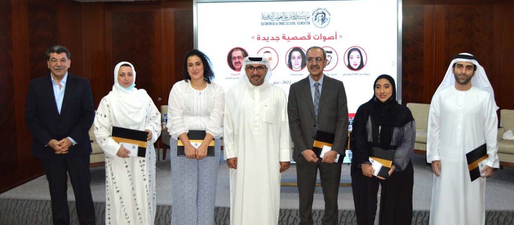 إبراهيم الهاشمي يتوسط المشاركين من اليمين محمد يوسف زينل وحصة عبدالله و إسلام أبوشكير وسارة سمارة وحلا ماهر وحسين درويش