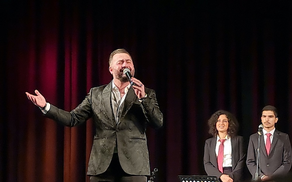 وائل حزواني يغني في مؤسسة العويس