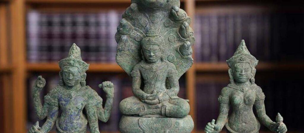 US returns to Cambodia 30 antiquities looted from historic sites