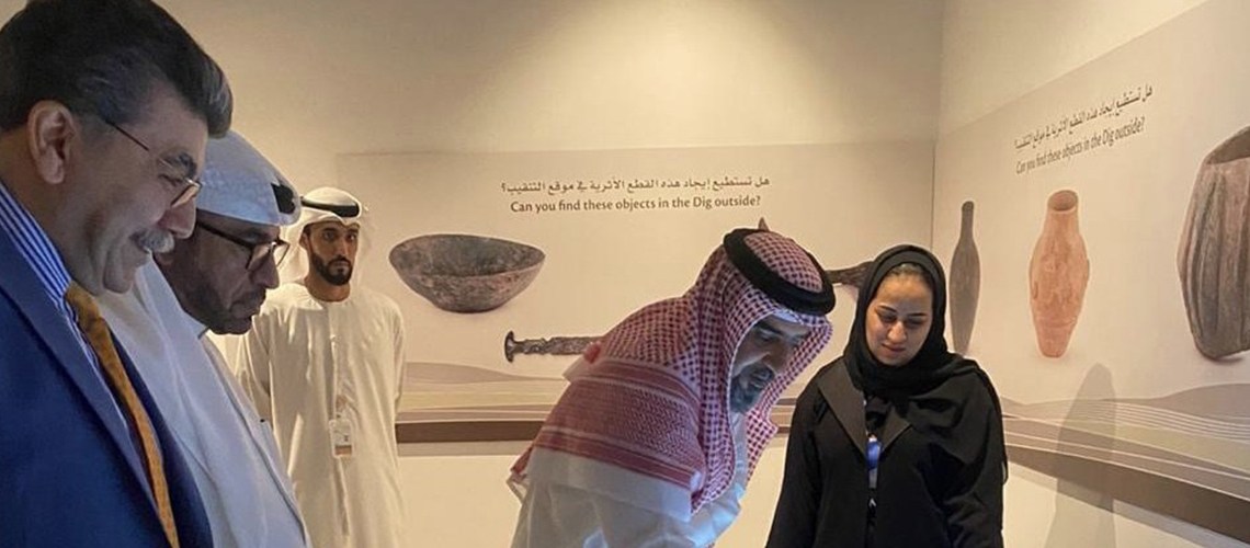 You are currently viewing وفد من مؤسسة العويس الثقافية يزور متحف “ساروق الحديد” و”مركز الوثائق التاريخية” في دبي