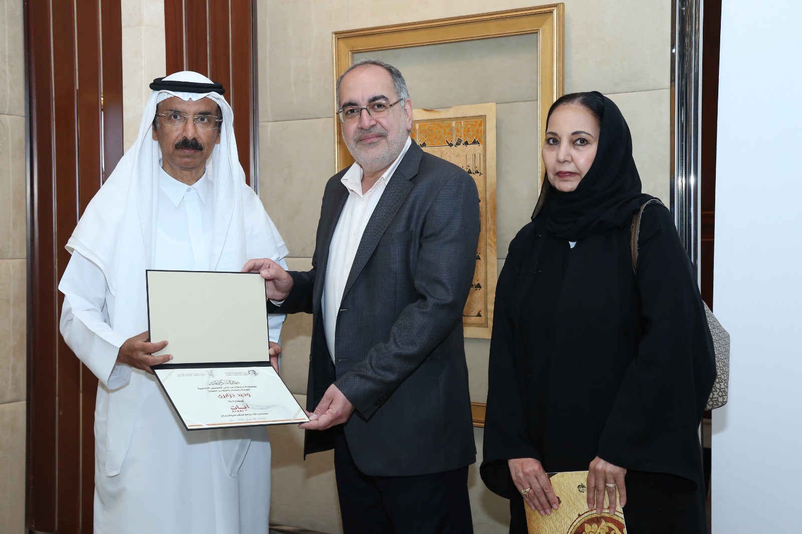 محمد المر يقدم شهادة تقديرية للفنان وحيد جزايري بحضور الدكتورة فاطمة الصايغ