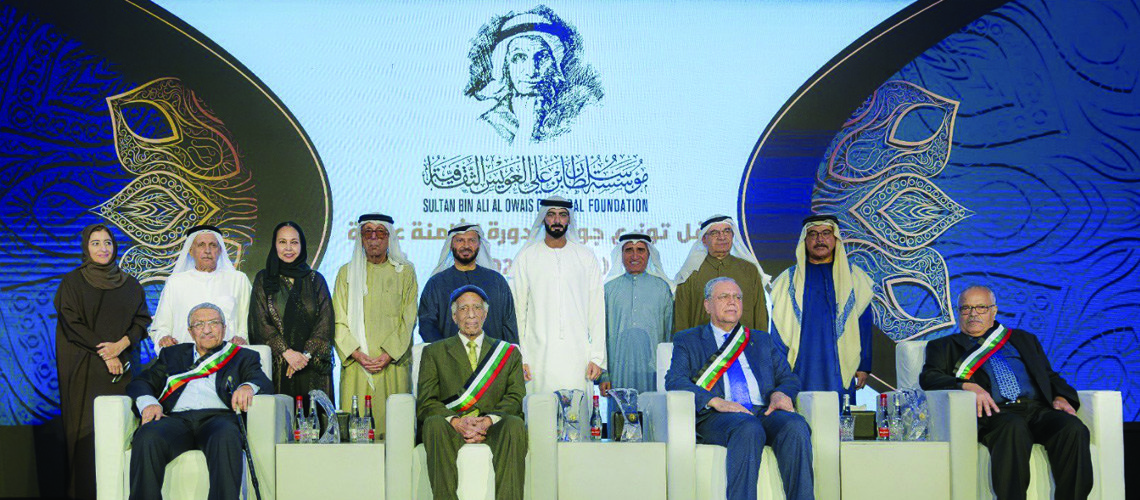 وزير الثقافة يتوسط أعضاء مجلس الأمناء والفائزين بالجائزة
