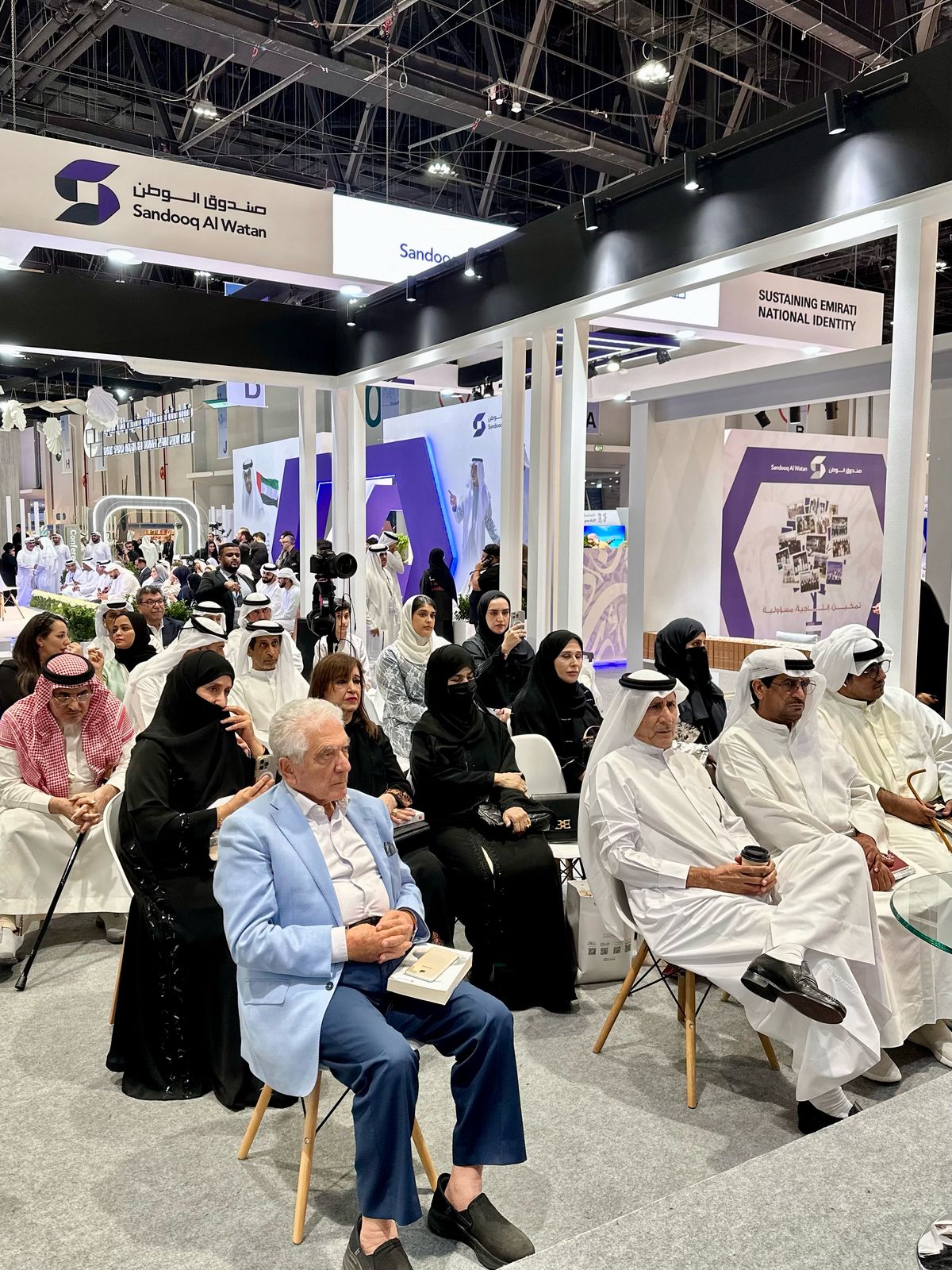 عدد من الحضور خلال التوقيع