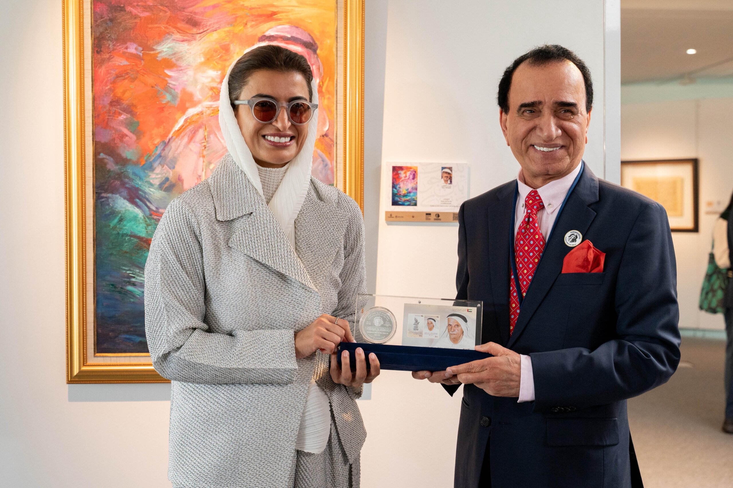 سعادة الدكتور سليمان موسى الجاسم وهدية تذكارية لمعالي نورة الكعبي