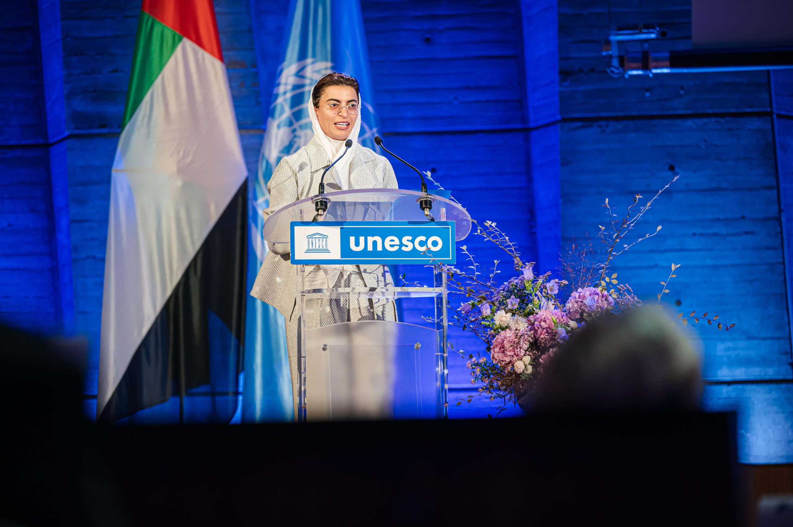 نورة الكعبي تلقي كلمتها في افتتاح ندوة العويس