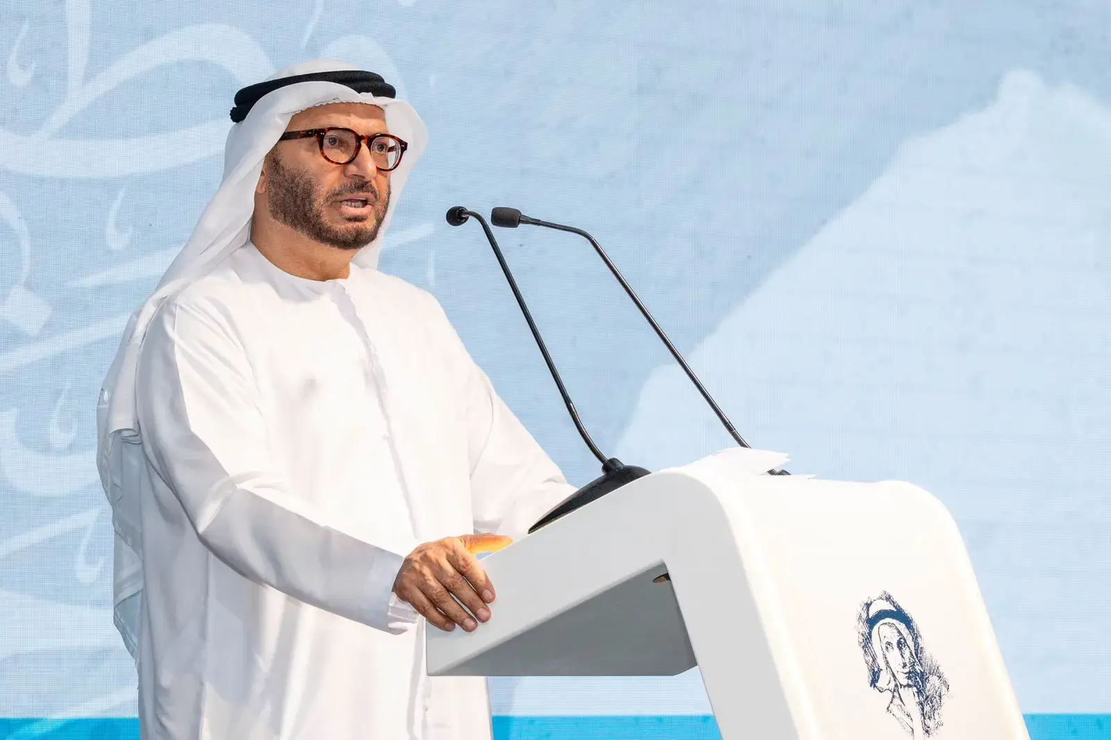 د. أنور قرقاش يلقي كلمة المؤسسة 