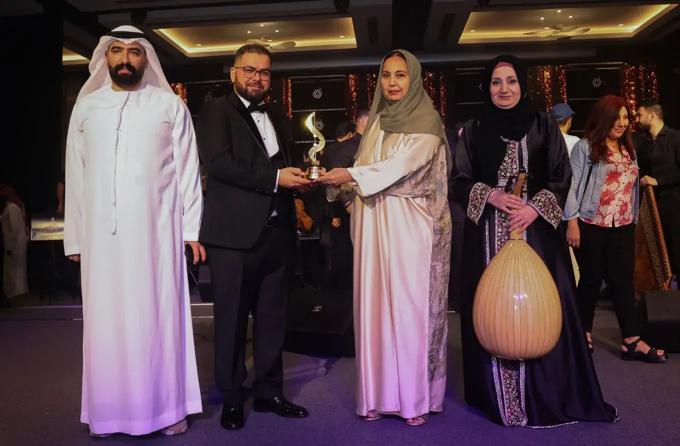 د. فاطمة الصائغ تقدم درع المؤسسة التذكارية لفرقة الفجيرة. 