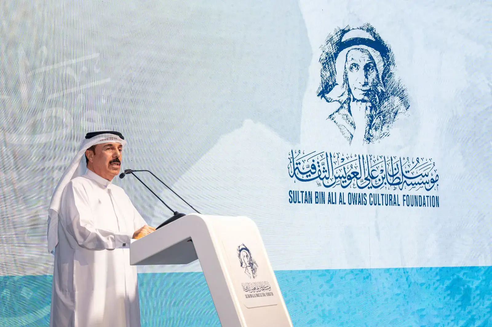 علي عبيد الهاملي يقرأ تقرير لجنة التحكيم