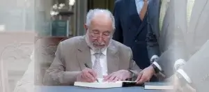 Read more about the article حاكم الشارقة يطلق النسخة البرتغالية من إصداره “البرتغاليون في بحر عُمان، أحداث في حوليات من 1497 إلى 1757م”