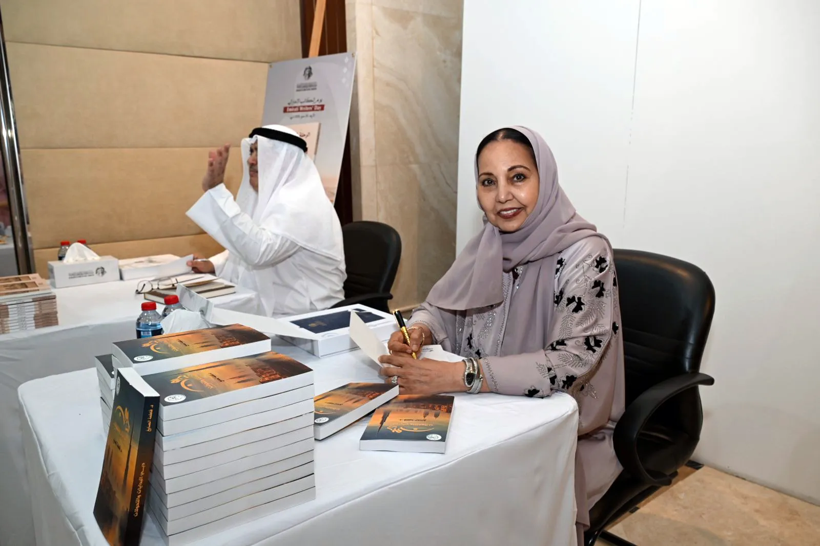 الدكتورة فاطمة الصايغ توقع كتابها (دبي البدايات والتحولات) في مؤسسة العويس الثقافية خلال الاحتفال بمناسبة يوم الكاتب الإماراتي