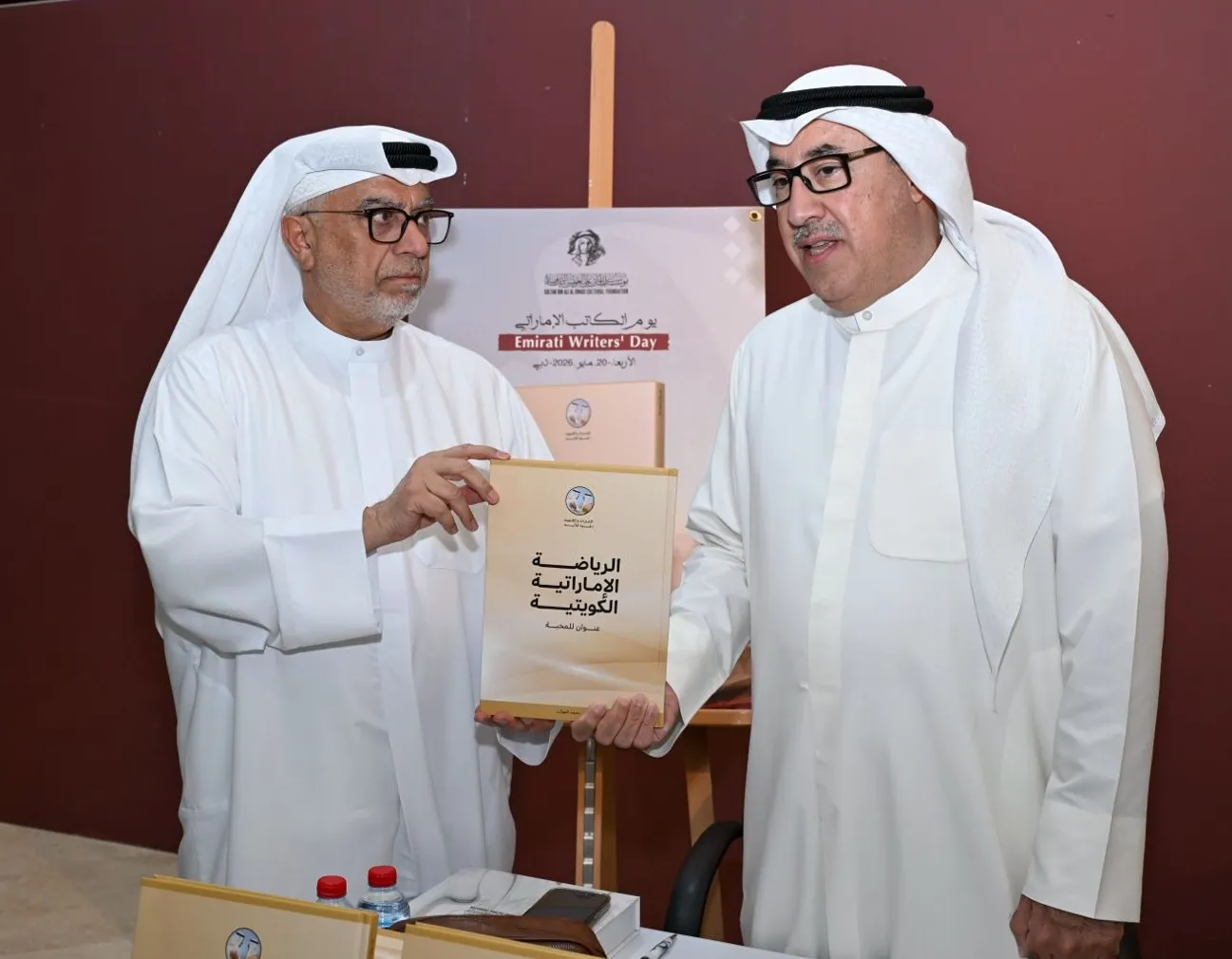 محمد الجوكر يقدم نسخة من كتابه (الرياضة الإماراتية الكويتية) لقنصل عام دولة الكويت خالد الزعابي خلال المشاركة في يوم الكاتب الإماراتي الذي نظمته مؤسسة العويس الثقافية