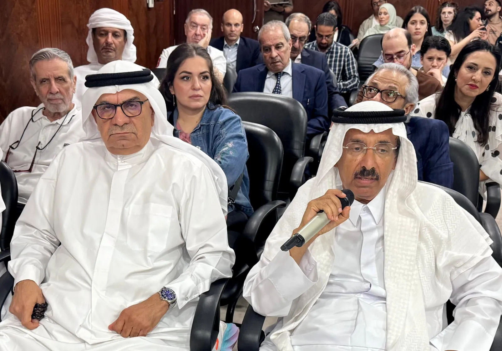 محمد المر وإلى جانبه عبد الحميد أحمد يقدم شهادته عن الصمودي خلال الندوة
