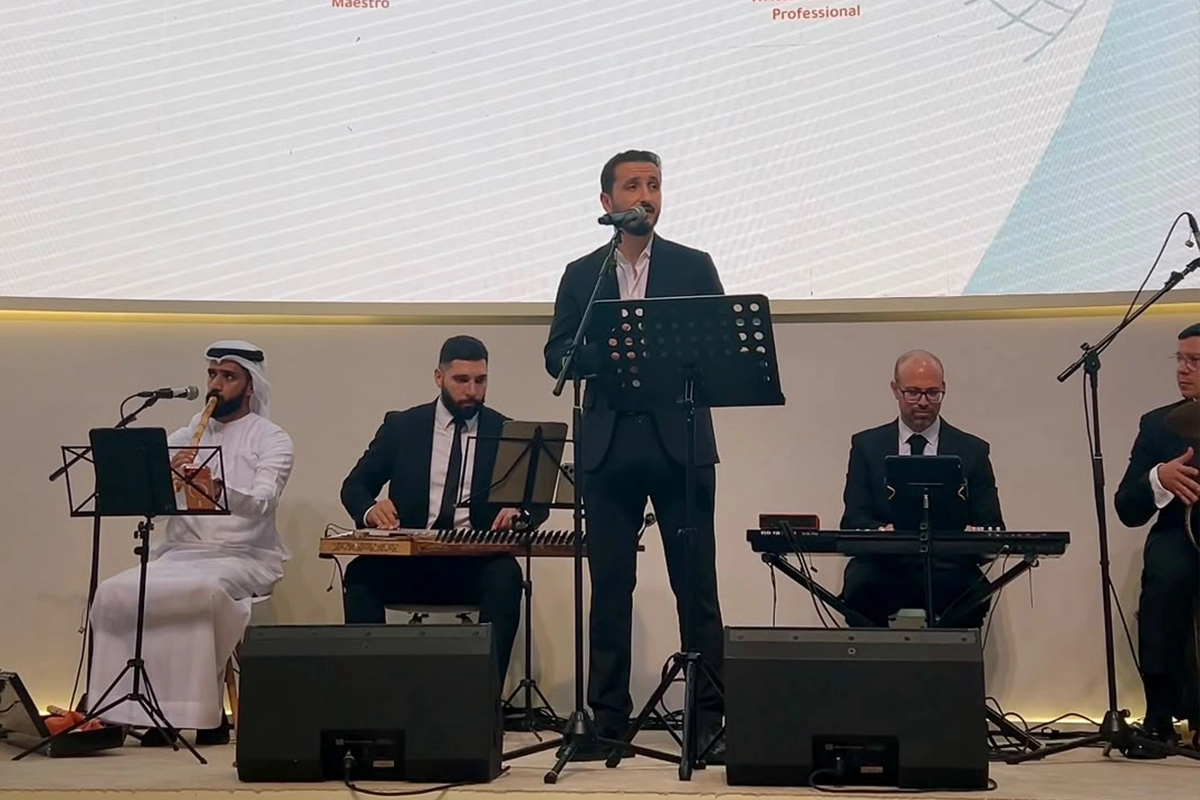 محمد عبد العظيم يغني بمشاركة فرقة «روح الموسيقى» بقيادة وليد شعبان.