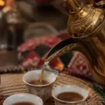 حكايات العرب على فنجان قهوة… لكلّ نقشة وطن ولكلّ فنجان حكاية